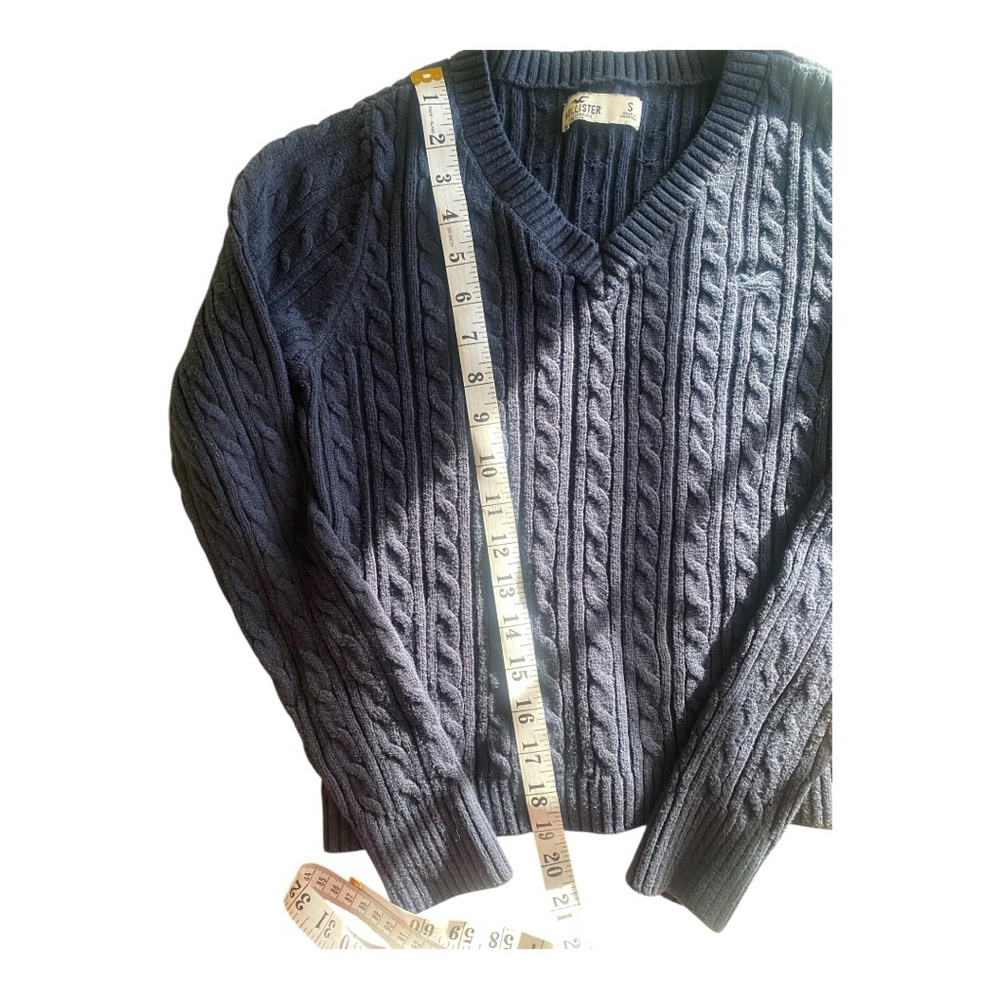 Hollister Women's Cable-Knit Icon V-Neck Sweater (S) - Picture 4 of 8